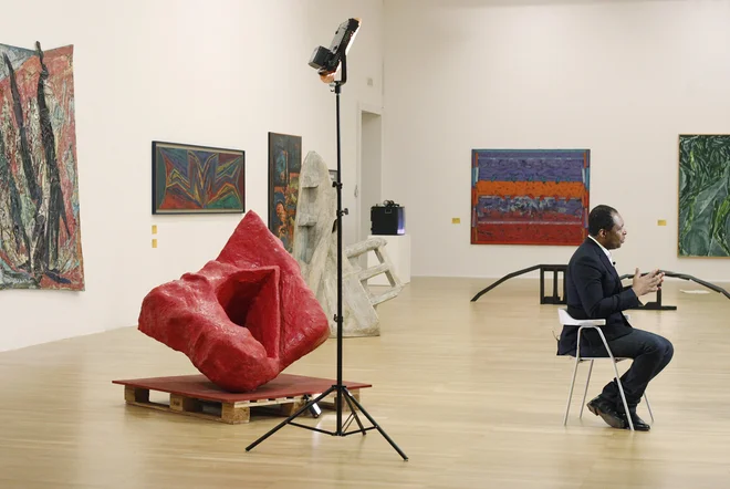 Okwui Enwezor v Moderni galeriji.<strong> </strong>FOTO: Leon Vidic/Delo