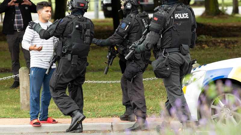 Fotografija: Novozelandski policisti do pred kratkim niso nosili pištole v službi, danes so v drugi najbolj varni državi na svetu policisti morali v roke vzeti dolgocevno orožje. FOTO: Reuters
