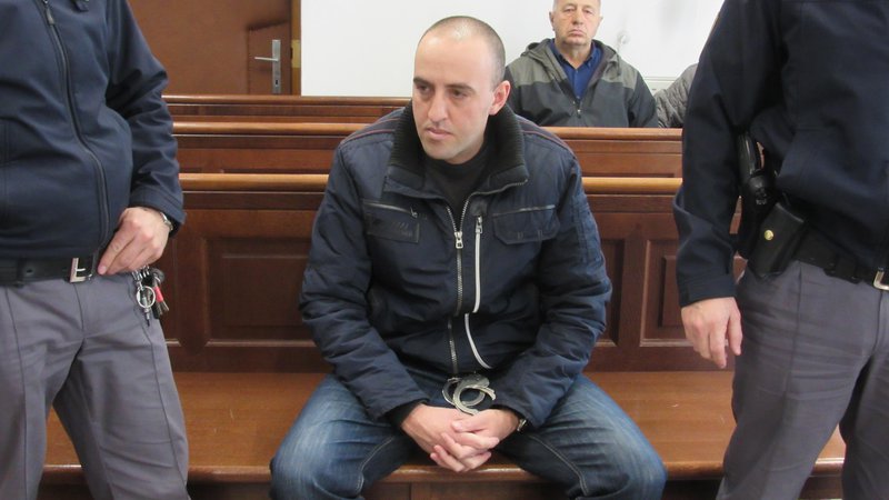 Fotografija: Agron Culjaj ostaja v priporu, njegovemu bratu pa bodo vrnili 560 evrov, ki so jih zasegli pri hišni preiskavi. FOTO: Špela Kuralt/Delo