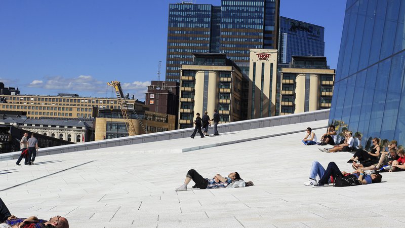 Fotografija: Norveški demografski sklad ima okoli tisoč milijard evrov premoženja (na fotografiji: na strehi opere v Oslu). Foto Reuters