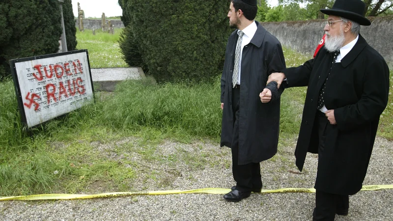 Fotografija: Novi antisemitizem se rojeva ne namesto, temveč zaradi Auschwitza. Lahko mu rečemo tudi sekundarni antisemitizem, ki izvira iz občutka krivde. FOTO: Vincent Kessler Reuters