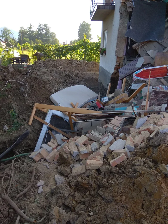 Del hiše se je podrl po začetku adaptacije starejše družinske hiše. FOTO: arhiv KS Ostrožno