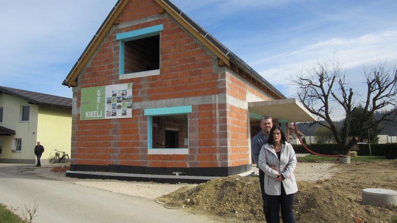 Fotografija: Barbara Bučar in Andrej Golob pred novo hišo na celjski Lopati, ki pa še ni gotova. FOTO: Špela Kuralt/Delo