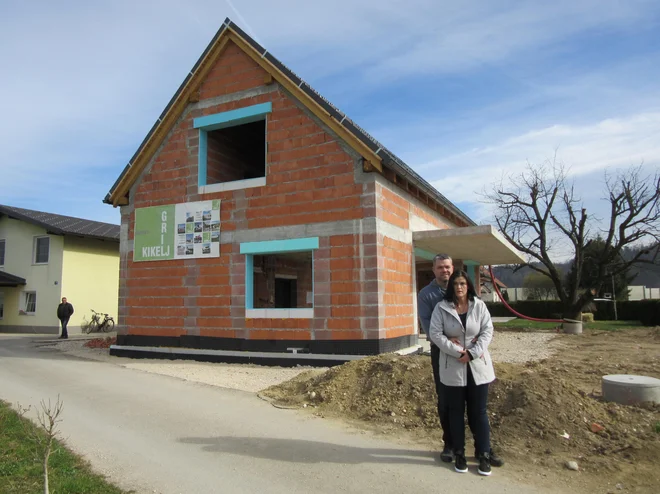 Barbara Bučar in Andrej Golob pred novo hišo na celjski Lopati, ki pa še ni gotova. FOTO: Špela Kuralt/Delo