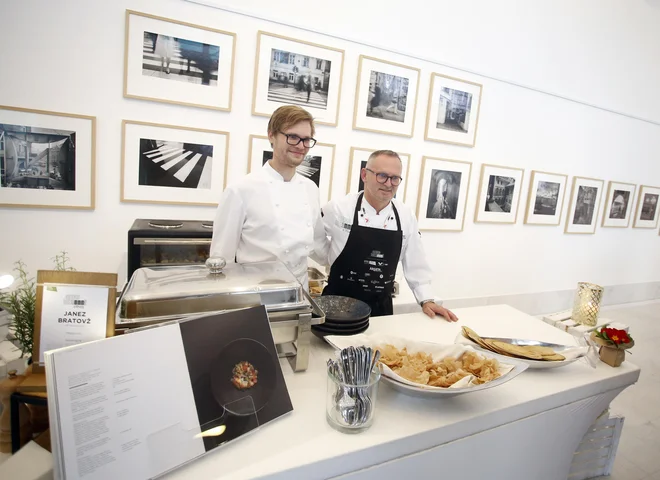 Janez Bratovž in sin Tomaž sta se utaborila med mojstovinami fotografa Tihomirja Pinterja v Galeriji Kresija. Kdor bi si vzel nekaj več časa tudi za fotografije, bi bil bil lahko deležen Ljubljane še na drug način in iz drugega časa: sedemdesetih prejšnje