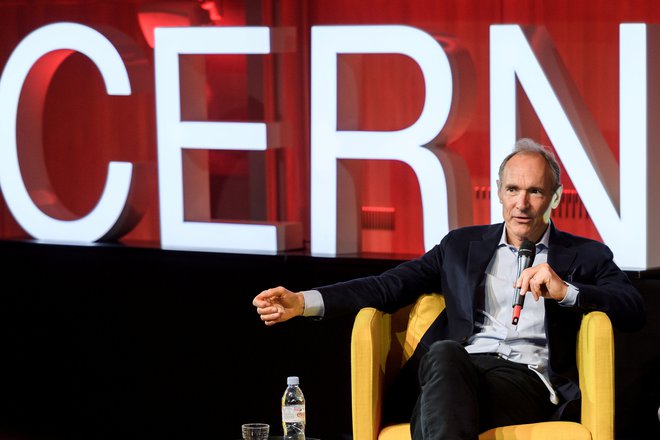 Tim Berners-Lee je svetovni splet zasnoval v cernskem laboratoriju. FOTO: Fabrice Coffrini/Reuters