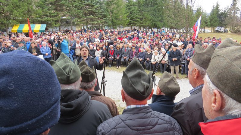 Fotografija: Približno tisoč ljudi se je danes udeležilo spominske slovesnosti na Javorovici. FOTO: Bojan Rajšek/Delo