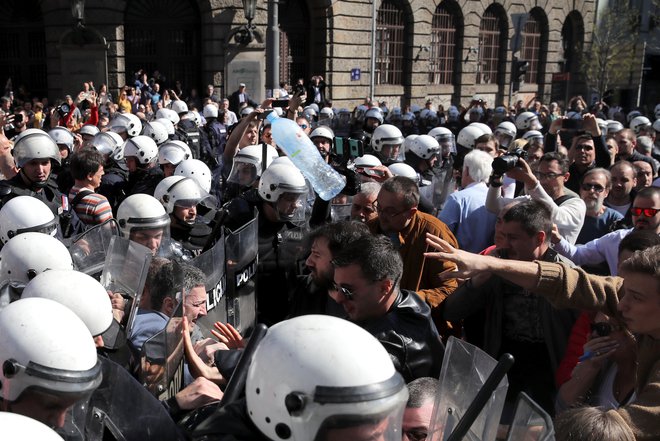 V Beogradu je zelo napeto. FOTO: Reuters