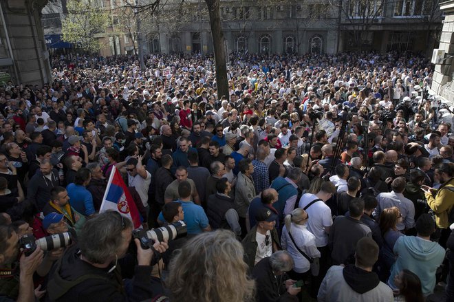 Pred predsedniško palačo v Beogradu se je zbrala množica protestnikov in zahtevala Vučićev odhod. FOTO: AFP