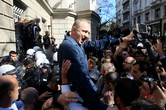 Nekdanji beograjski župan Dragan Đilas (v sredini) je zdaj med ostrimi predsednikovimi kritiki. FOTO: AFP