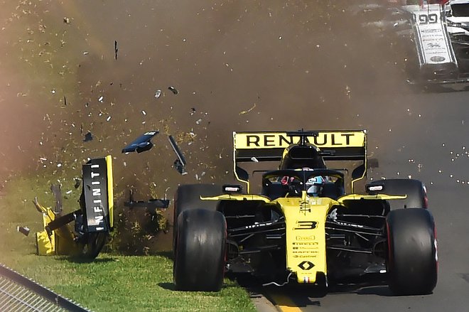 Daniel Ricciardo je takoj po štartu močno poškodoval dirkalnik. FOTO: Reuters