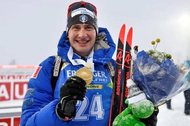 Svetovni prvak Dominik Windisch je poziral z zlatim odličjem. FOTO: Reuters
