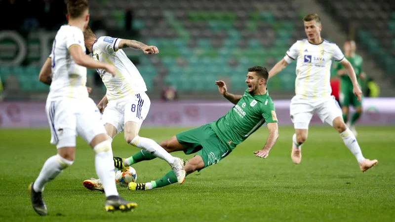 Fotografija: Rok Kronaveter (v sredini) ni upravičil vloge močnega Olimpijinega aduta, Mariborčani so ga povsem onemogočili. FOTO: Roman Šipić/Delo