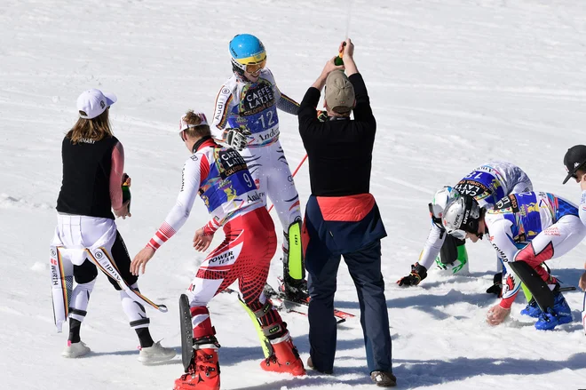 Od belih strmin se je v Andori poslovil nemški as Felix Neureuther. Takole so ga pričakali v ciljni areni. Kariero je končala tudi Frida Hansdotter. FOTO: AFP