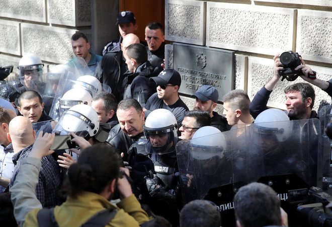 V Beogradu so nasilno vdrli na nacionalno televizijo, posredovati so morali specialci. FOTO: Marko Djurica/Reuters