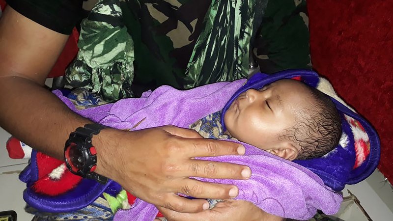 Fotografija: Vojaki so našli petmesečnega dojenčka. FOTO: Handout AFP
