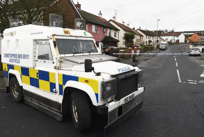 Predstavniki severnoirske policije pozivajo vse morebitne očividce, naj jim posredujejo informacije, ki bi bile lahko v pomoč pri preiskavi.&nbsp;FOTO: Clodagh Kilcoyne Reuters
