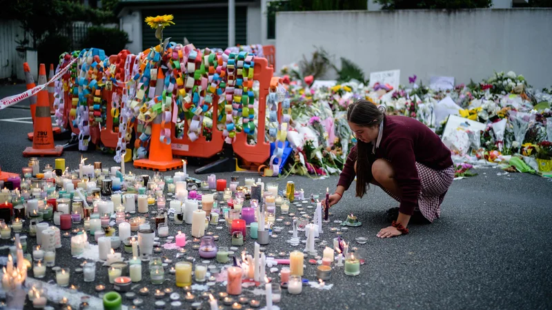 Fotografija: »Ne bi smeli deliti, širiti ali aktivno sodelovati pri vsebinah, ki širijo sovraštvo,« je pozvala premierka Jacinda Ardern. FOTO: Anthony Wallace/Afp