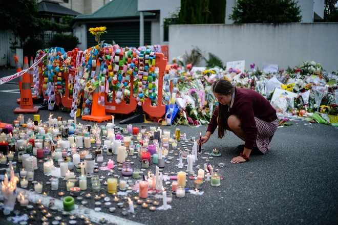 &raquo;Ne bi smeli deliti, širiti ali aktivno sodelovati pri vsebinah, ki širijo sovraštvo,&laquo; je pozvala premierka Jacinda&nbsp;Ardern.&nbsp;FOTO: Anthony Wallace/Afp