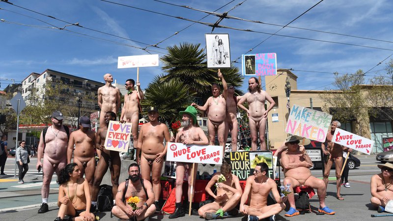 Fotografija: V San Franciscu je potekala parada Gola ljubezen (Nude Love parade). Več deset nudistov, ki so marširali po ulicah San Francisca je pritegnilo marsikatero oko. Foto Josh Edelson Afp