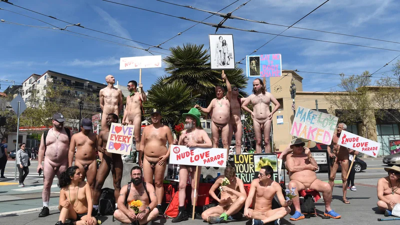Fotografija: V San Franciscu je potekala parada Gola ljubezen (Nude Love parade). Več deset nudistov, ki so marširali po ulicah San Francisca je pritegnilo marsikatero oko. Foto Josh Edelson Afp
