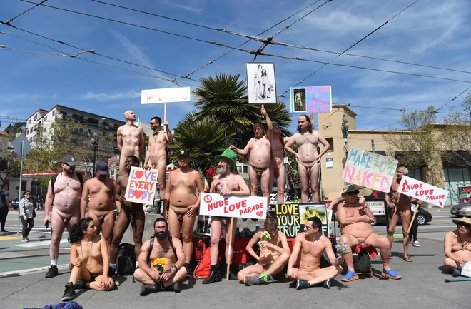 V San Franciscu&nbsp;je potekala parada Gola ljubezen (Nude Love parade).&nbsp;Več deset nudistov, ki so marširali po ulicah San Francisca je pritegnilo marsikatero oko. Foto Josh Edelson Afp