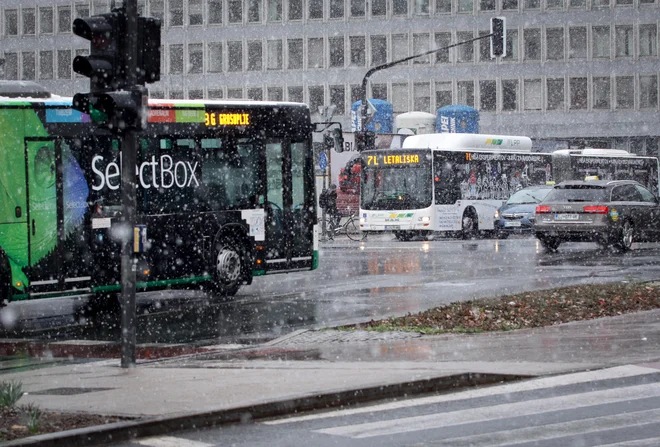 V Ljubljani se sneg večinoma ni oprijemal cestišč. FOTO: Ema Nemanič/delo