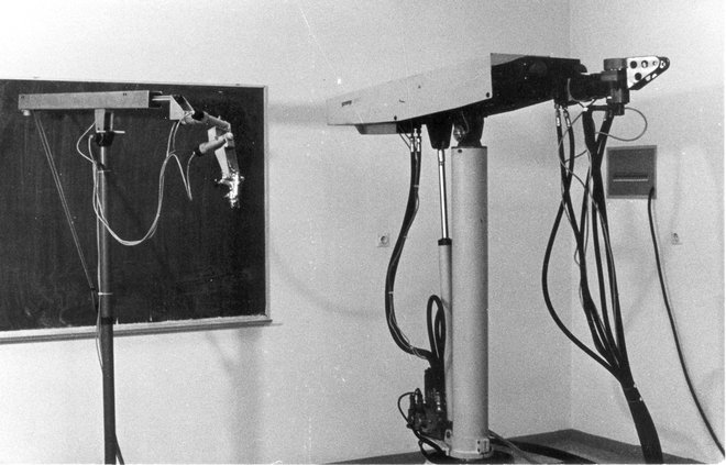 Prvega slovenskega robota na hidravlični pogon so izdelali leta 1979 na IJS in ga poimenovali Goro. Ena od uporab je bilo emajliranje bele tehnike v Gorenju. Foto Anton Ružič