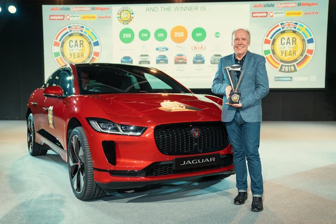Ralph Speth je v imenua Jaguarja prevzel nagrado za evropski avto leta. Foto: Jaguar