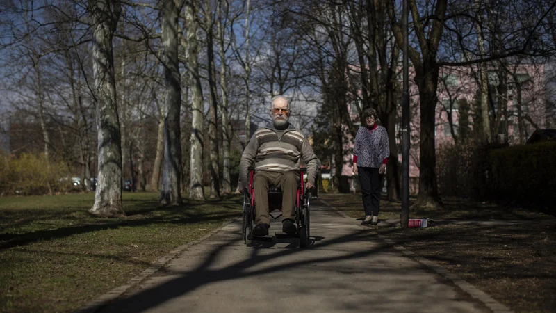 Fotografija: Predsednik združenja za multiplo sklerozo Pavel Kranjc z boleznijo živi že 42 let. Foto Voranc Vogel