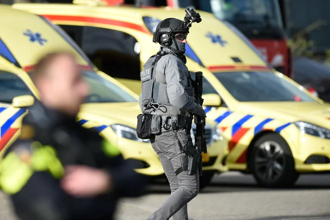 Na prizorišče strelskega napada je kmalu prišla protiteroristična enota policije, v akcijo so vključili tudi helikopterje. FOTO: John Thys/AFP