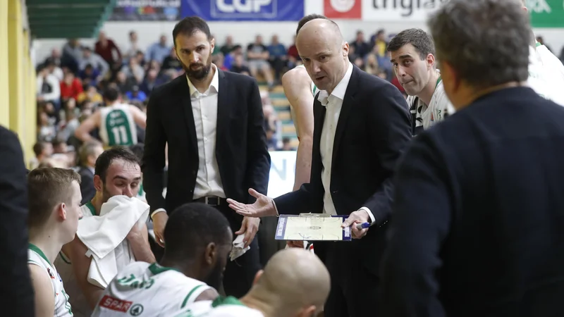Fotografija: Jure Zdovc in njegov pomočnik Stipe Modrić sta v igralskih dneh osvojila z Olimpijo naslov prvaka lige ABA, letos sta potonila na njeni barki. FOTO: Leon Vidic