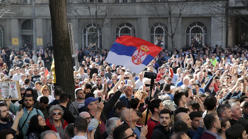 Fotografija: Ena izmed največjih težav Srbije je, da mladi odhajajo iz države, kar bi lahko preprečili le z novimi delovnimi mesti. FOTO: Marko Djurica/Reuters