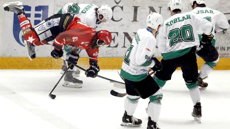 Fotografija: Olimpija bi si za nasprotnika lahko izbrala tudi Jesenice, a so se večnim derbijem raje izognili. FOTO: Roman Šipić/Delo