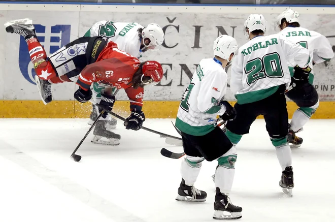 Olimpija bi si za nasprotnika lahko izbrala tudi Jesenice, a so se večnim derbijem raje izognili. FOTO: Roman Šipić/Delo