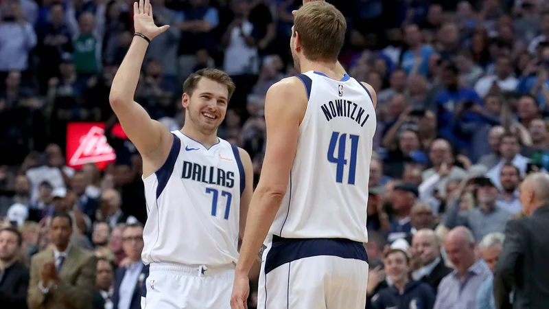 Fotografija: Luka Dončić je vknjižil peti trojni dvojček v sezoni, Dirk Nowitzki pa pisal zgodovino. FOTO: Tom Pennington/AFP