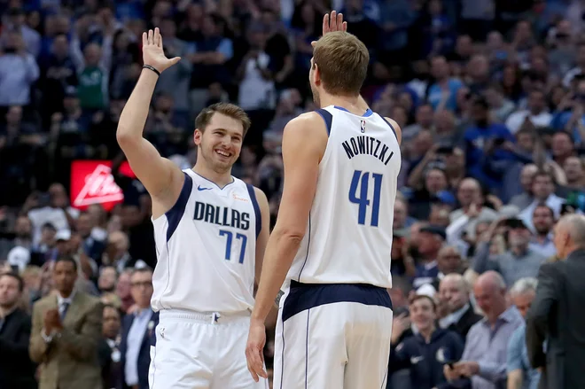 Luka Dončić je vknjižil peti trojni dvojček v sezoni, Dirk Nowitzki pa pisal zgodovino. FOTO: Tom Pennington/AFP
