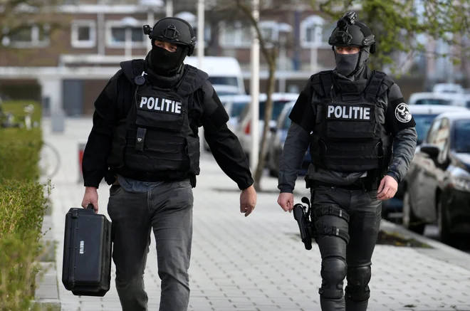 Policisti preiskujejo streljanje na tramvaju, toda podrobnosti še niso znane. FOTO: Reuters