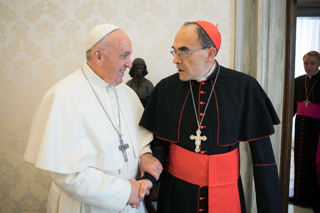 Papež Frančišek je leta 2016 še zagovarjal kardinala. FOTO: AFP/Vatican media