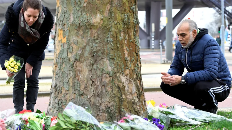 Fotografija: Dan po napadu so svojci in drugi žalujoči na kraj streljanja prinesli rože. FOTO: Reuters