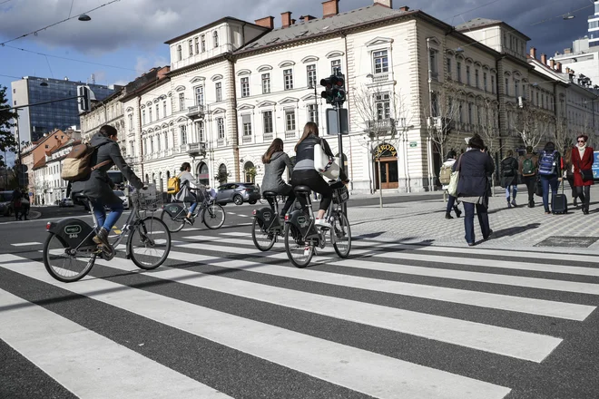 Občine so na razpis za evropska sredstva prijavljale predvsem kolesarske projekte in infrastrukturo za pešce. FOTO Uroš Hočevar/Delo