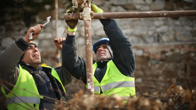 Fotografija: Plačna lestvica v predlogu je razdeljena v devet plačnih razredov. Prvi tarifni razred bi se izenačil z minimalno plačo. FOTO: Jure Eržen/Delo