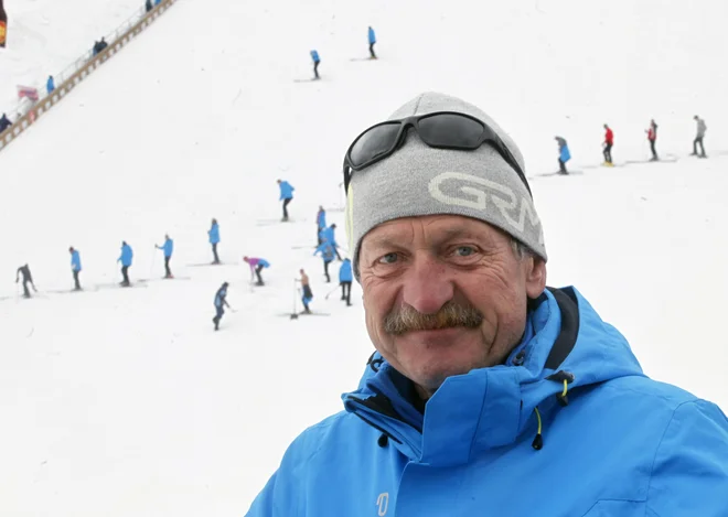 Peter Dernič je bdel nad delom zastavonoš. FOTO: Mavric Pivk/Delo