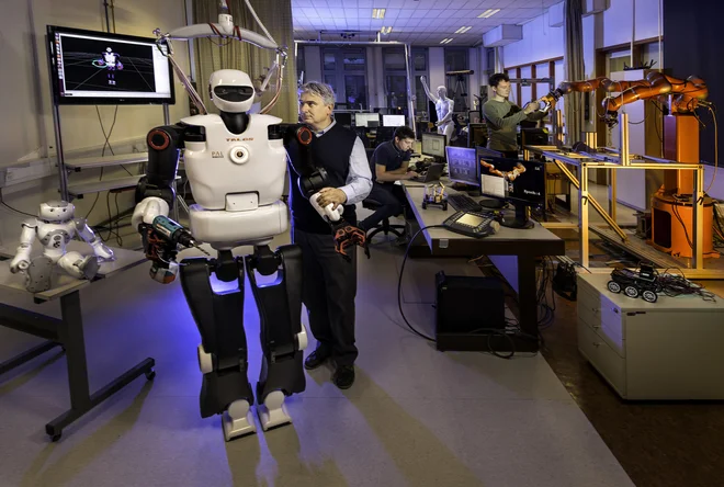 Laboratorij za humanoidno in kognitivno robotiko. Humanoidni roboti so zaradi podobnosti človeku še posebej primerni za študij sodelovanja človeka s strojem. Razvijajo nove načine za izračun optimalnih odzivov in gibanj humanoidnih robotov v fizičnem stik