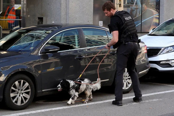 Policisti pregledujejo okolico. FOTO: Reuters