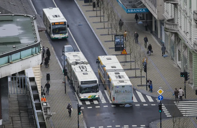 Kar nekaj mest načrtuje skupni prometni prostor, svojo Slovensko cesto po vzoru Ljubljane. FOTO Jože Suhadolnik/Delo