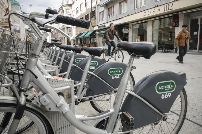 Zagretost za aktivno mobilnost se kaže v navdušenju za kolesarjenje in gradnji novih kolesarskih poti. FOTO Uroš Hočevar/Delo