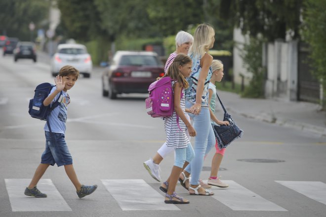Peš v šolo je za mlade najboljši zgled aktivne mobilnosti. FOTO Jože Suhadolnik/Delo