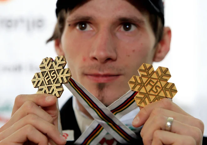 V Vikersundu 2012 je Robert Kranjec postal svetovni prvak v poletih, z ekipo osvojil bronasto kolajno, z 244 metri pa dosegel tudi osebni rekord. FOTO: Leon Vidic/Delo
