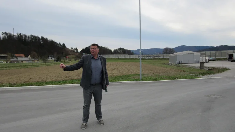 Fotografija: Na tem širšem območju si Peter Pišek želi postavili mali logistični center. Z ministrstva odgovarjajo, da če okoljsko postavitev ne bo sprejemljiva, tu ostaja travnik. FOTO: Špela Kuralt/Delo